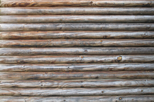 Mur en bois assembl&eacute; avec des poutres ou rondins