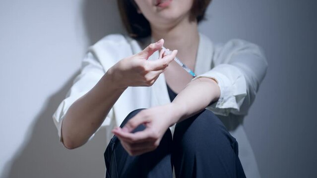 60p　注射を打つ女性（薬物中毒・薬物依存症・ドラッグ）