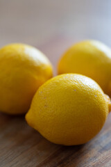 Zitronen auf einen Holzbrett