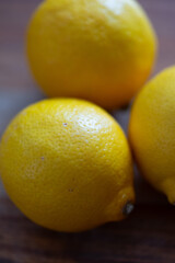 Zitronen auf einen Holzbrett