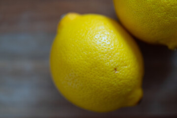 Zitronen auf einen Holzbrett