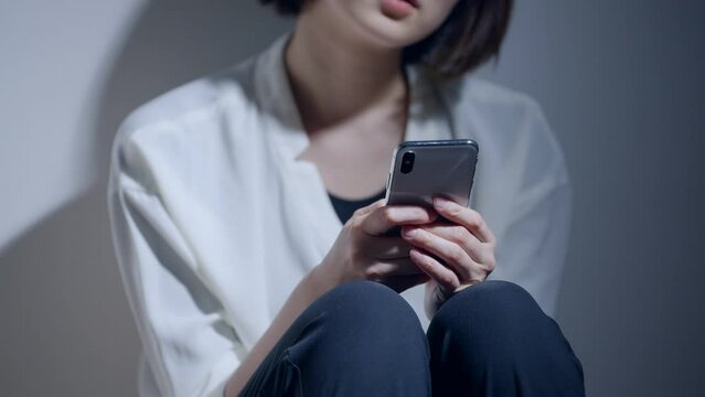 60p　スマホを操作するミドル女性