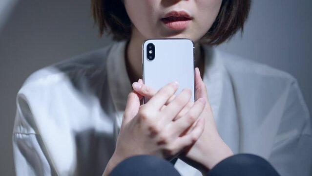 60p　スマホを操作するミドル女性