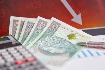 polski złoty a giełda- banknoty na tle wykresu