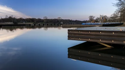 Stege am Aasee in Münster bei Sonnenuntergang, im Wasser gespiegelt. © RSK Foto Schulz