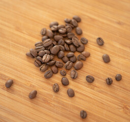 Grains de café sur une planche en bois