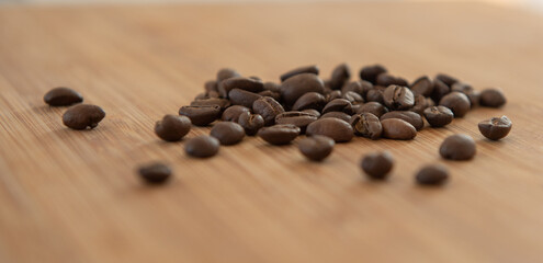 Grains de café sur une planche en bois