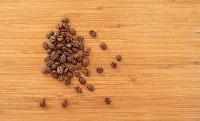 Grains de café sur une planche en bois