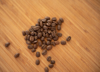 Grains de café sur une planche en bois