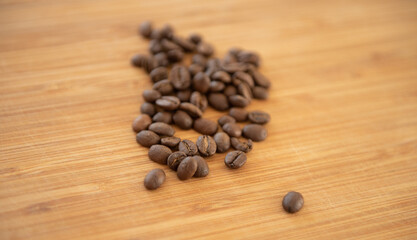 Grains de café sur une planche en bois