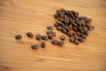 Grains de café sur une planche en bois