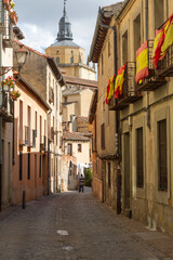 Fototapeta na wymiar Toore desde Callejon en la ciudad de Segovia, comunidad autonoma de Castilla Y Leon, pais de España o Spain