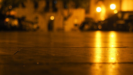 Ville de Sigean en pleine nuit, illumin&eacute;e par l'&eacute;clairage public.  L'ambiance est sinistre et pesante