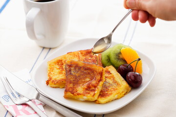 フレンチトーストの朝食