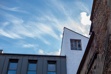 Trzy typy architektury, niebo z białymi chmurami, Polska.