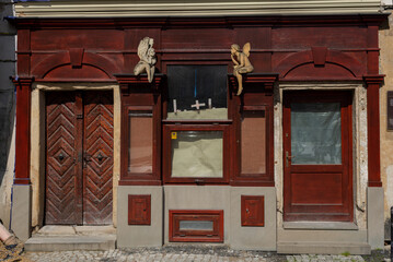 Remont kamienicy, na fasadzie dwa anioły siedzące nad witryną okienną, Bielsko-Biała.