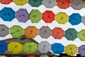 Kolorowe parasole połączone nad ulicą, Pszczyna.