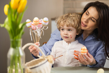 Obraz na płótnie Canvas Mom and son prepare Easter decorations