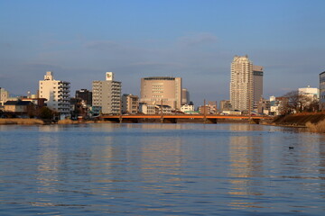 Obraz premium 夕方の鏡川 潮新橋を眺める （高知県 高知市）