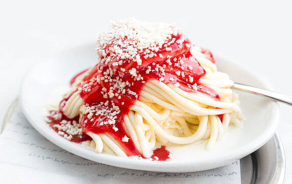 Spaghetti-Eis – Eisbecher Dessert mit Erdbeer und Schokostreusel