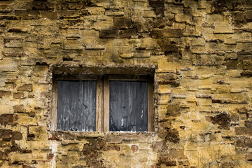 Fototapeta na wymiar Old window the rain unburned.