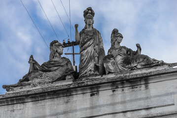 Obraz premium Ukraine, Lviv - January, 2022: ancient statues on the roof of the ancient building.