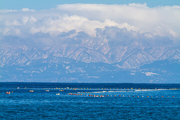 富山県　氷見海岸からの海越しの立山連峰
