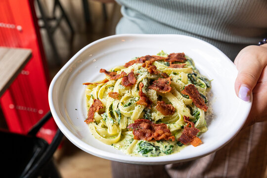 spaghetti carbonara with fried becon