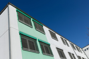 Grüne Fassade eines Bürogebäudes 
