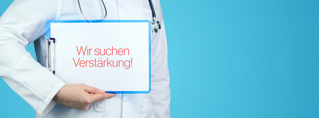 Wir suchen Verstärkung! (Arztpraxis). Arzt mit Stethoskop hält blaues Klemmbrett. Text steht auf...