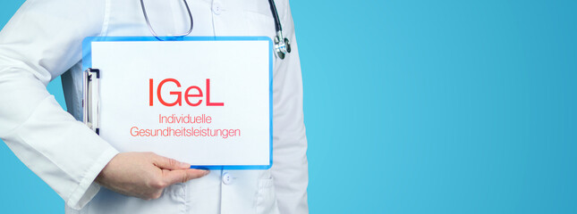 IGeL (Individuelle Gesundheitsleistungen). Arzt mit Stethoskop hält blaues Klemmbrett. Text steht auf Dokument. © MQ-Illustrations