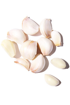 Strip away the cloves of garlic on a white background