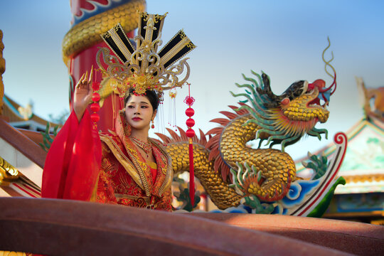 chinese dragon statue in temple.  Ancient Asian women wear ancient clothes
