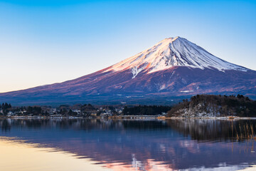 河口湖から眺める朝焼けの富士山　冬景	