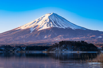Fototapeta na wymiar 河口湖から眺める朝焼けの富士山　冬景 