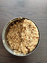 Tangy and flavorful Puliyogare (Pulihora) lunchbox. Featuring chinthapandu Pulihora, a traditional South Indian rice dish made with tamarind. Perfect for a quick and satisfying meal on the go.