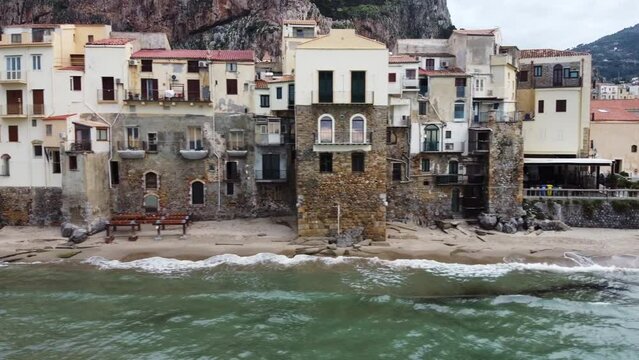 Cefalù è uno dei borghi e località balneare più bello d'Italia e si trova vicino Palermo