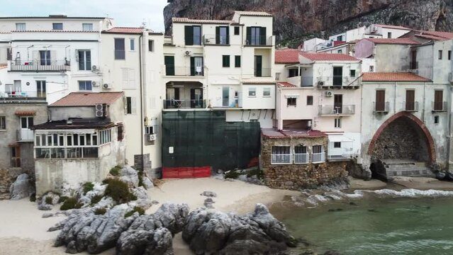 Cefalù è uno dei borghi e località balneare più bello d'Italia e si trova vicino Palermo