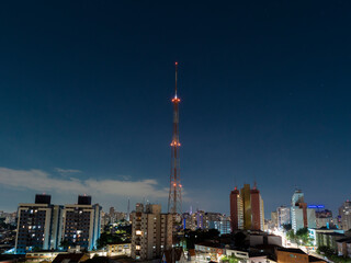 Naklejka premium São Paulo, Brasil: vista noturna dos bairros Perdizes, Pompéia e Vila Madalea