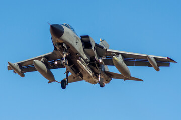 Avión de combate Tornado de ala de geometría variable aterrizando