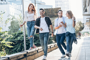 Obraz premium Young friends hang out on the city street.They go for walks together and have fun in the city downtown. 