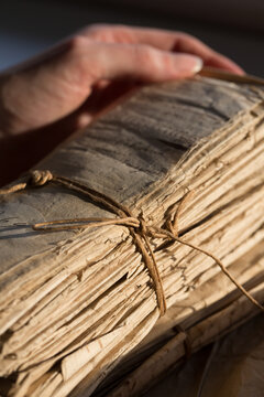 liasse de documents anciens archiv&eacute;s