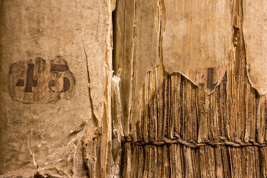 Reliures anciennes en mauvais &eacute;tat_Archives