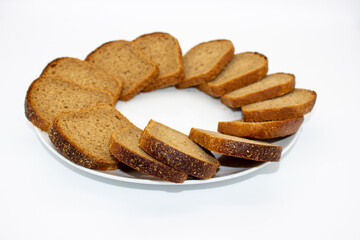 Slices of the rye bread is laid out in circle