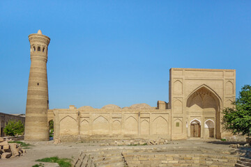 Fototapeta premium Facade of Khoja Kalon Mosque in Bukhara, Uzbekistan. Structure was built in 16th century. There are minaret and hawz (traditional water pool)