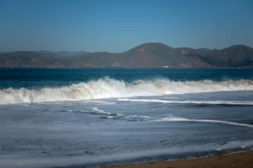 Cercles muraux Plage de Baker, San Francisco waves on baker's beach San Francisco with hills in the background marin headland