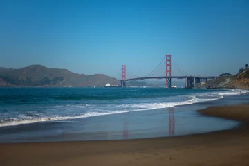 Cercles muraux Plage de Baker, San Francisco Golden gate bridge view from Baker's beach with reflection and waves blue ocean blue sly in San Francisco