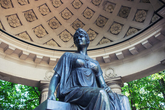 Statue of the Queen Mariya Feodorovna in Rossi pavilion