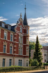 görlitz, deutschland - sanierter altbau mit türmchen