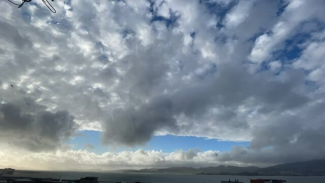 Timelapse de nubes y cielo azul dram&aacute;tico al atardecer en la ciudad de Vigo y su puerto con las Islas C&iacute;es de fondo